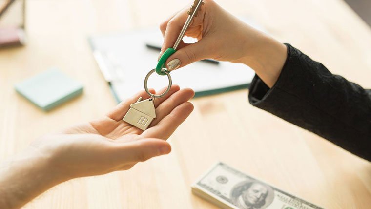 agent handing keys to new buyer